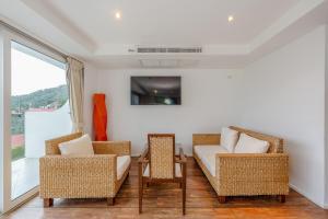 Ka RornにあるC206 Sea-View Condo 5 Min Walk to Kata Beachのリビングルーム(椅子2脚、ソファ付)