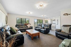 Ruang duduk di Seven By The Sea - stylish apartment near port