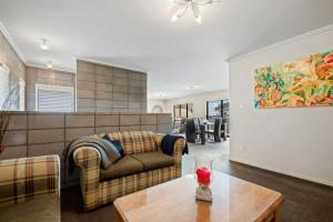 Ruang duduk di Seven By The Sea - stylish apartment near port