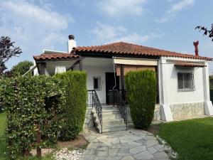 Ein weißes Haus mit einer Statue drauf. in der Unterkunft Ioannis Grand House in Áyios Pávlos