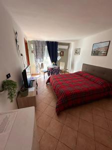 una camera da letto con un letto con una coperta rossa di Maison Romantique a Napoli