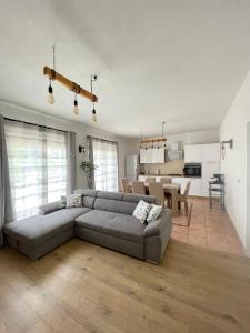 ein Wohnzimmer mit Couch und ein Esszimmer in der Unterkunft Deny in Zaboric