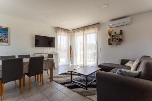 a living room with a couch and a table at CASA LEIA - À 4 min de la plage, avec Wifi in Sainte-Marie-la-Mer