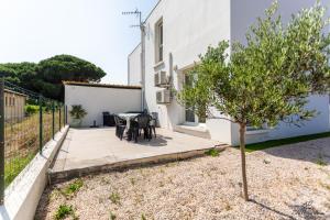 a patio with a table and chairs next to a building at CASA LEIA - À 4 min de la plage, avec Wifi in Sainte-Marie-la-Mer