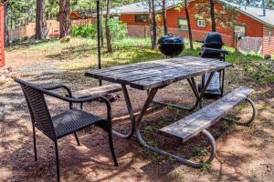 Rustic Adventure w Historic Log Cabin Forest Views 20 minutes from Flagstaff Now with Wi-Fi外面的花园