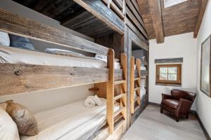 Katil atau katil-katil dalam bilik di Chalet Skyfall by Mrs Miggins