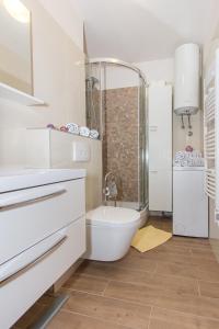 un bagno con wc e doccia di Apartment Luce a Spalato (Split) Altre 30 foto