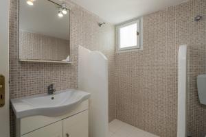 A bathroom at Apollon Rooms