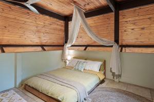 Voodi või voodid majutusasutuse Magical Escape Emerald toas