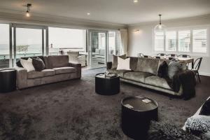 Χώρος καθιστικού στο Buller Noire - luxury New Plymouth oceanview home +18 φωτογραφίες