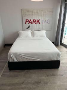 Postel nebo postele na pokoji v ubytování Heart of South Beach Balcony Rooftop Pool + 24 fotografií