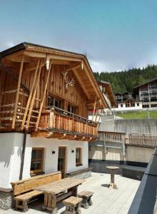 Rõdu või terrass majutusasutuses FIRSTpeak Chalets