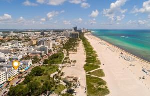 マイアミビーチにあるCozy Ocean Drive Studio - Roof top Pool and Barのビーチと海の空中写真