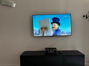 Un televisor de pantalla plana colgado en una pared en La mia Griona, en Vigevano