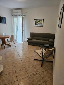 a living room with a couch and a table at Apartman Ivo, Bol in Bol