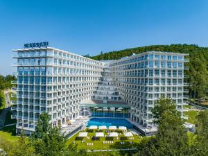 Bazén v ubytovaní Crystal Mountain Hotel Wisła alebo v jeho blízkosti