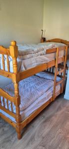 阿格德角Green Village, Maison climatisée, 6 pers, piscine, wifi, garage, terrasse的配有两张木制双层床的客房 更多27张照片