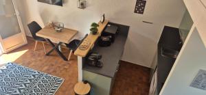 阿格德角Green Village, Maison climatisée, 6 pers, piscine, wifi, garage, terrasse的厨房的顶部景观,配有桌子和炉灶