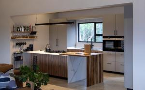una cocina con una isla en el medio de una habitación en Villa Tau, en Hoedspruit