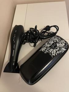 een zwarte elektrische föhn op een tafel bij Bright & Spacious Apartment by the Sea, Free Parking, 10min to Airport, 12min to Ålesund in Ytterland