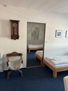 Llit o llits en una habitació de Mikulov Inn - hotel Zeme