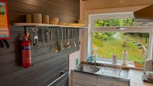 Η κουζίνα ή μικρή κουζίνα στο 1 Bedroom Cabin with Mountain & Loch Views - Quiet Location between Glencoe & Ben Nevis +20 φωτογραφίες