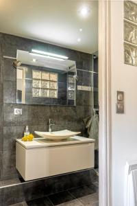 Koupelna v ubytování Appartement 4 pers tout confort au Coeur du village d Erbalunga Parking gratuit à 100 m