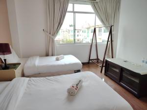 Postel nebo postele na pokoji v ubytování Natol Homestay - Kuching Home Penthouse Airport Road