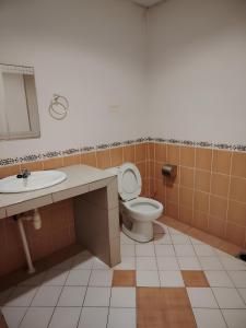 Koupelna v ubytování Natol Homestay - Kuching Home Penthouse Airport Road