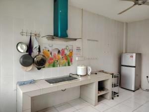 Kuchyň nebo kuchyňský kout v ubytování Natol Homestay - Kuching Home Penthouse Airport Road