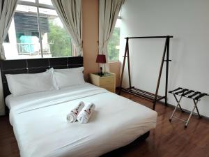 Postel nebo postele na pokoji v ubytování Natol Homestay - Kuching Home Penthouse Airport Road