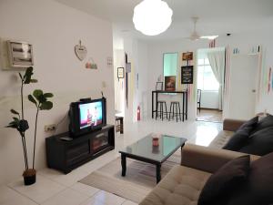 TV a/nebo společenská místnost v ubytování Natol Homestay - Kuching Home Penthouse Airport Road