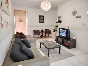 TV a/nebo společenská místnost v ubytování Natol Homestay - Kuching Home Penthouse Airport Road