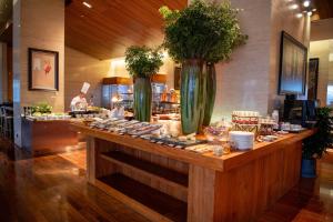 een buffetlijn in een restaurant met vazen bij Grand Hyatt Shenzhen in Shenzhen