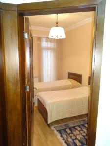 um quarto com 2 camas e uma porta com um espelho em Buoy Rooms em Batumi