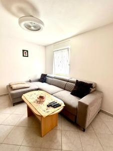 Posezení v ubytování Small house apartment near the beach + 13 fotografií