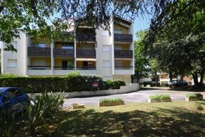 a building with a car parked in front of it at Le Gîte de l’Estuaire - Proche Plage in Saint-Georges-de-Didonne