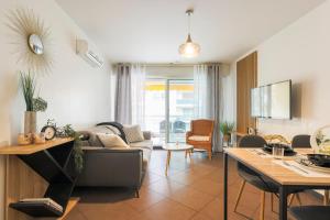 una sala de estar con un sofá y una mesa en 2Room Apart with AC, 3 min to the beach, Small garage, en Antibes