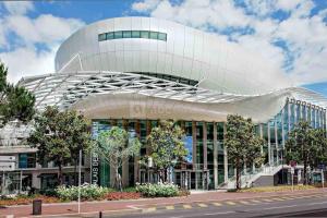 un gran edificio blanco con techo curvado en 2Room Apart with AC, 3 min to the beach, Small garage, en Antibes