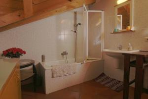W łazience znajduje się wanna, umywalka i prysznic. w obiekcie B&B Apartment La Gioconda w mieście Dare