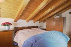 sypialnia z dużym łóżkiem i drewnianym sufitem w obiekcie B&B Apartment La Gioconda w mieście Dare