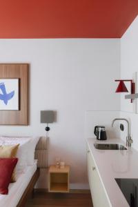 Un dormitorio con una cama y un lavabo en una habitación. en Ironique by MB Apartments, en Cracovia