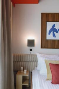 Un dormitorio con una cama y una mesa con una lámpara. en Ironique by MB Apartments, en Cracovia