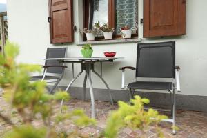 dwa krzesła i stół na patio w obiekcie B&B Apartment La Gioconda w mieście Dare +7 zdjęć