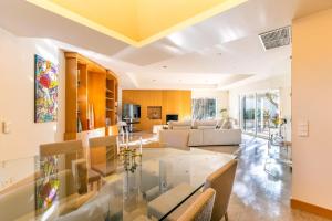 a dining room with a glass table in a living room at Villa avec piscine in Cabestany