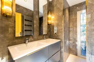 a bathroom with a sink and a mirror at Villa avec piscine in Cabestany +8 photos