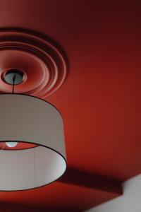 Una lámpara de techo con un techo rojo. en Ironique by MB Apartments, en Cracovia 66 fotos más