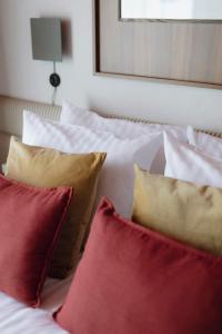 2 camas con almohadas juntas en Ironique by MB Apartments, en Cracovia