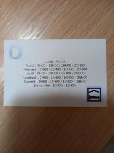 Una tarjeta blanca con un código de computadora sobre una mesa en Chambres meublées, en Berchères-les-Pierres