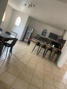 una cucina e una sala da pranzo con tavolo e sedie di Villa Pierre boulât 66 a Perpignano